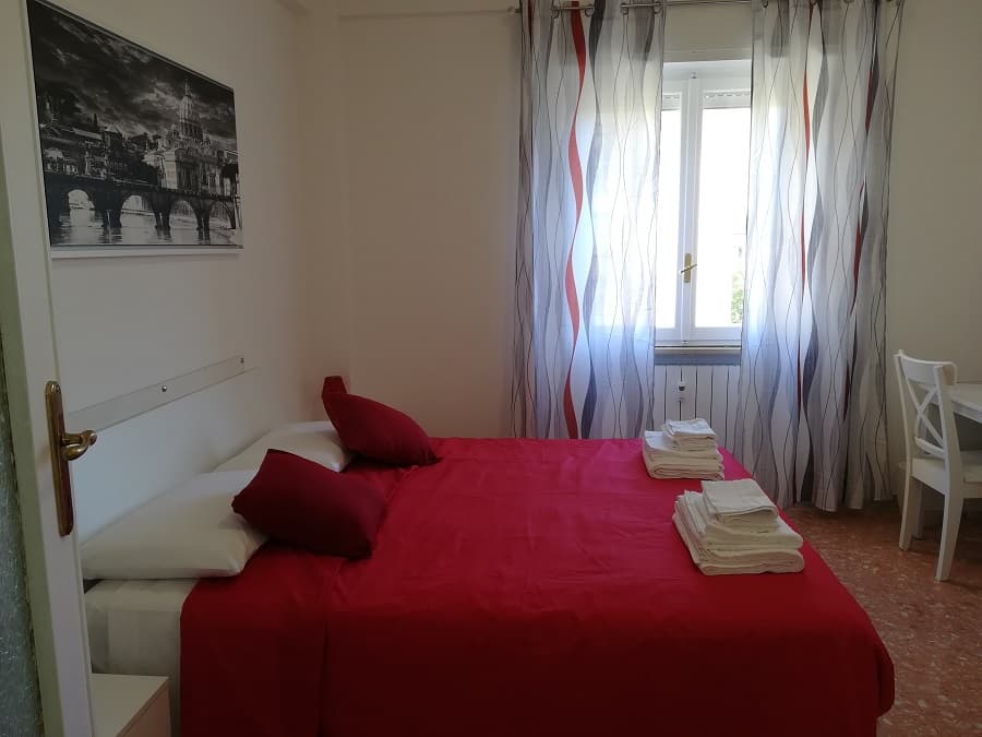 camera matrimoniale in appartamento per locazione turistica a Roma Don Bosco